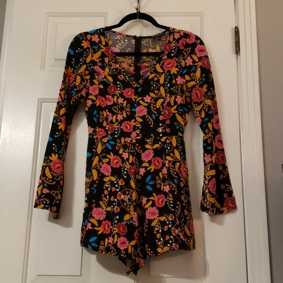 EXPRESS Juniors Bold Floral Romper Size 2 - Picture 1 of 7